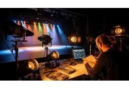 Comprendre le rôle de la lumière dans une mise en scène : fonctions, émotions et scénographie